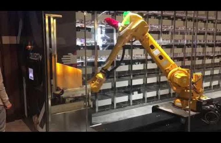 Lengan robot baru di Funan memungkinkan pembeli untuk mengambil barang-barang mereka setelah jam kerja