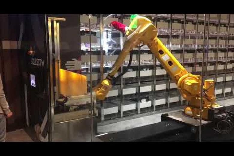 Lengan robot baru di Funan memungkinkan pembeli untuk mengambil barang-barang mereka setelah jam kerja