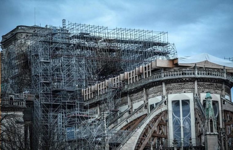 Delapan bulan kemudian, katedral Notre-Dame masih rusak