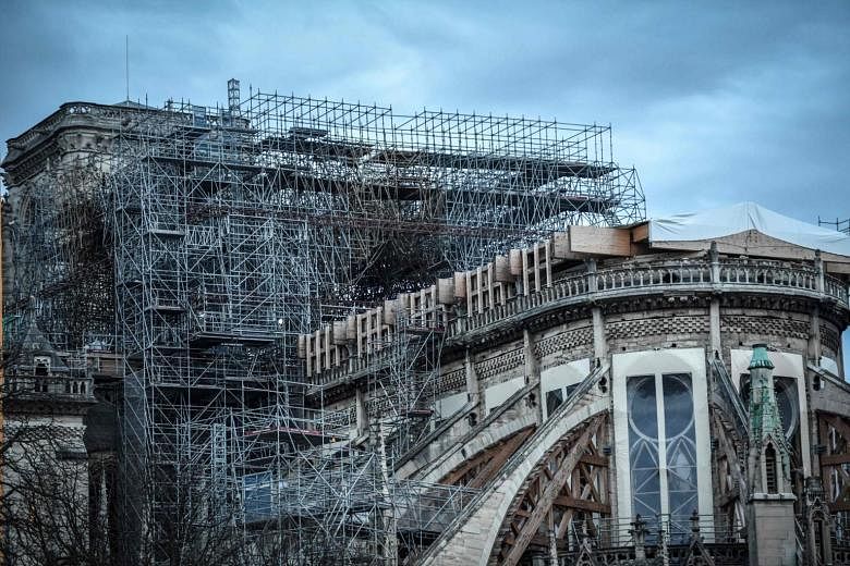 Delapan bulan kemudian, katedral Notre-Dame masih rusak