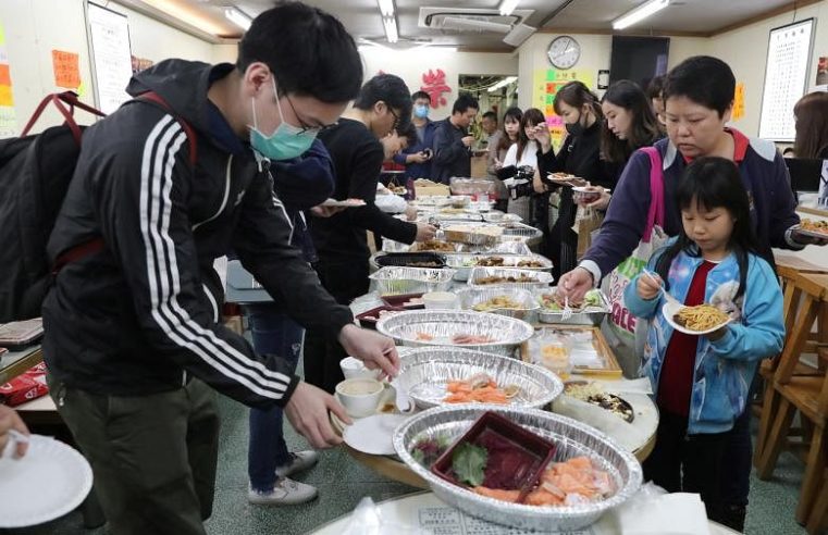 ‘Kita semua keluarga sekarang’: Para pengunjuk rasa berkumpul untuk makan malam Natal gratis di Hong Kong