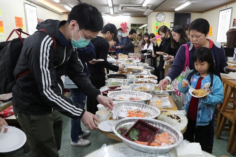 ‘Kita semua keluarga sekarang’: Para pengunjuk rasa berkumpul untuk makan malam Natal gratis di Hong Kong