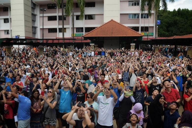 ‘Pengalaman yang sangat berbeda’ daripada di masa kampung: Nenek di pesta melihat gerhana Ang Mo Kio