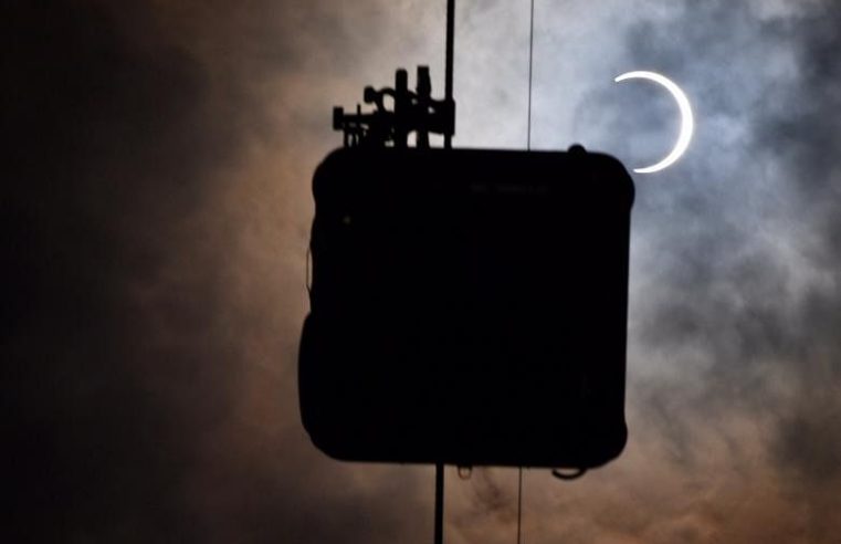 Gerhana matahari annular di Singapura: Ribuan orang berkumpul untuk menangkap ‘cincin api’ langka di langit