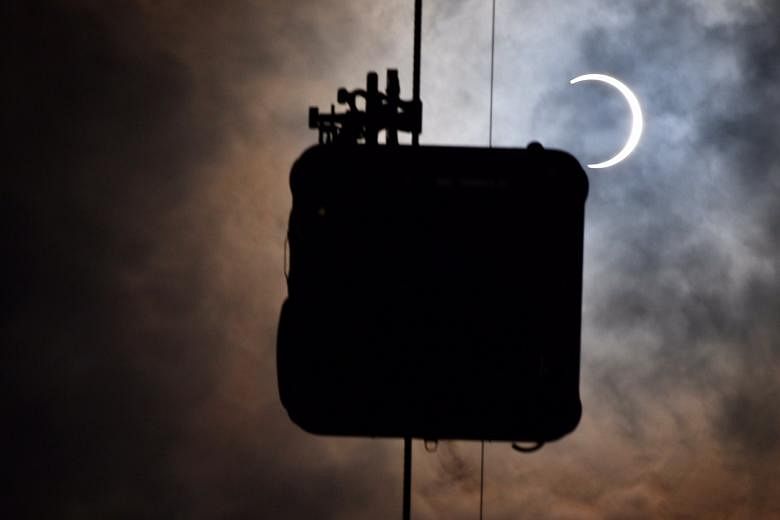 Gerhana matahari annular di Singapura: Ribuan orang berkumpul untuk menangkap ‘cincin api’ langka di langit