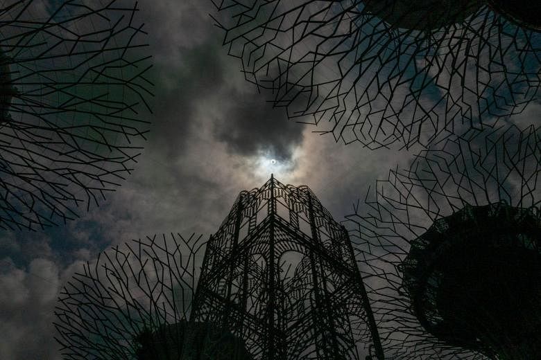 PM Lee mengambil foto gerhana matahari annular dari Gardens by the Bay