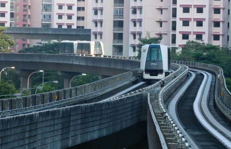 Jam operasional kemudian untuk beberapa layanan kereta api dan bus pada Malam Tahun Baru