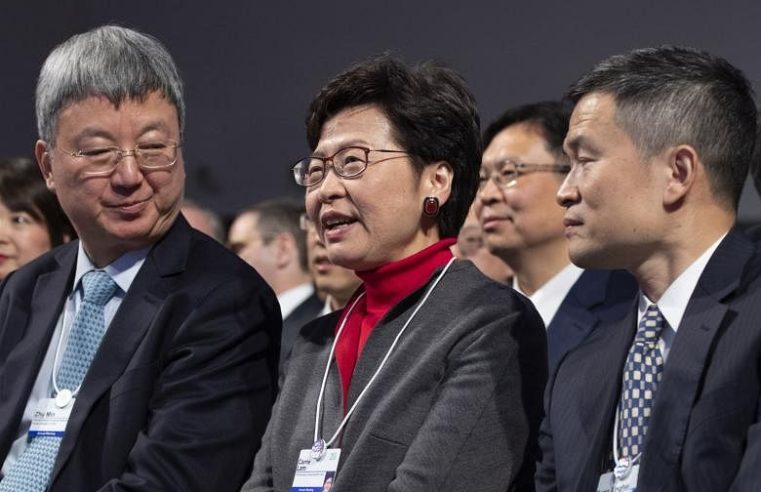 Pemimpin Hong Kong Carrie Lam meluncurkan upaya pesona di Davos saat protes berlanjut