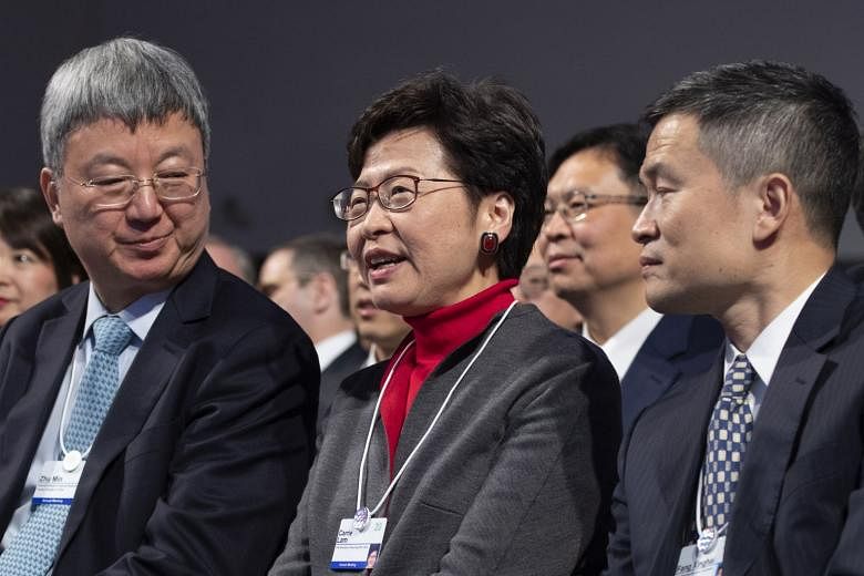 Pemimpin Hong Kong Carrie Lam meluncurkan upaya pesona di Davos saat protes berlanjut