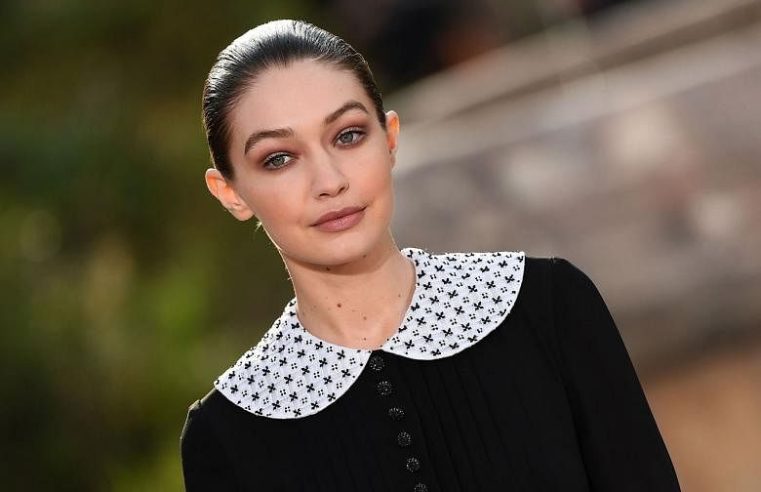 Chanel berjalan model melalui taman biara yang tenang di Paris