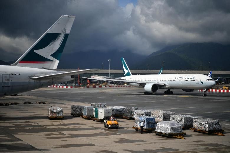 Cathay Pacific mengatakan awak kabin dapat memakai masker di penerbangan China daratan karena virus Wuhan