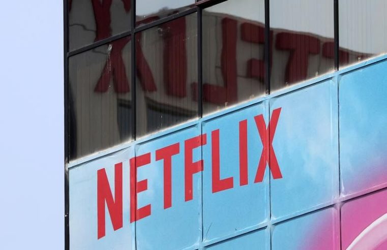 Netflix memberi tahu investor bahwa mereka dapat mengambil panas dari pesaing baru