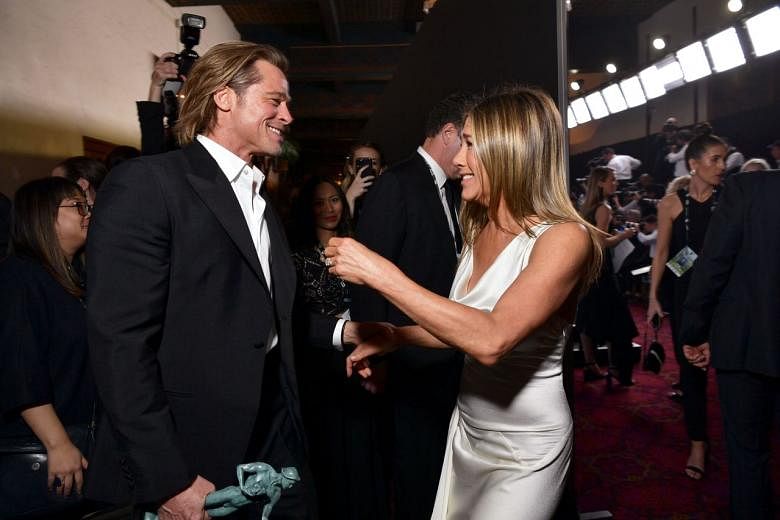 Internet menjadi overdrive setelah Jennifer Aniston dan Brad Pitt bersatu kembali di SAG Awards