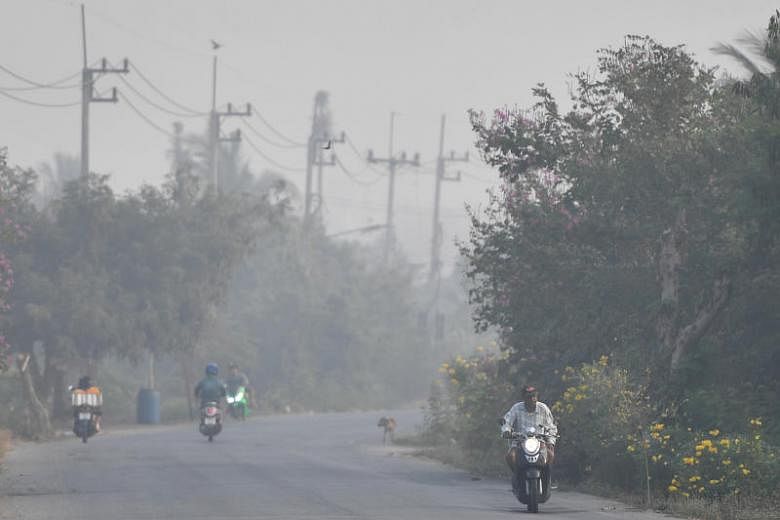 Kabut asap memaksa sekolah-sekolah Bangkok ditutup; Tangguh dalam keraguan karena pembakaran tanaman