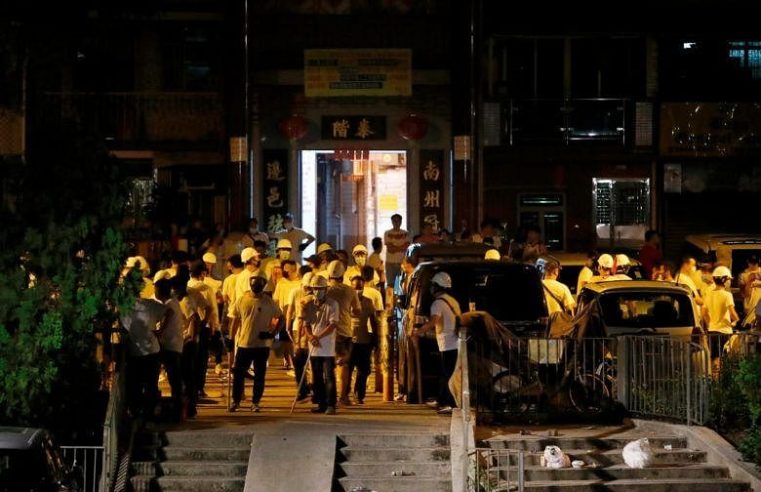 Para pengunjuk rasa Hong Kong mengecam kelambanan polisi enam bulan setelah serangan massa yang brutal