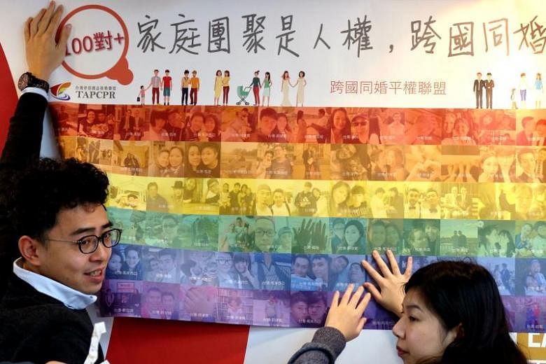 Pasangan gay Taiwan mendesak hak pernikahan asing setelah Tsai Ing-wen menang